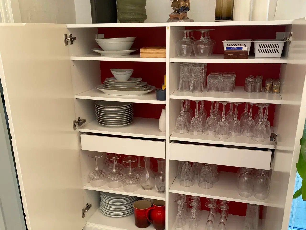 Billede 2 - IKEA SJÖVIK skab med to låger.