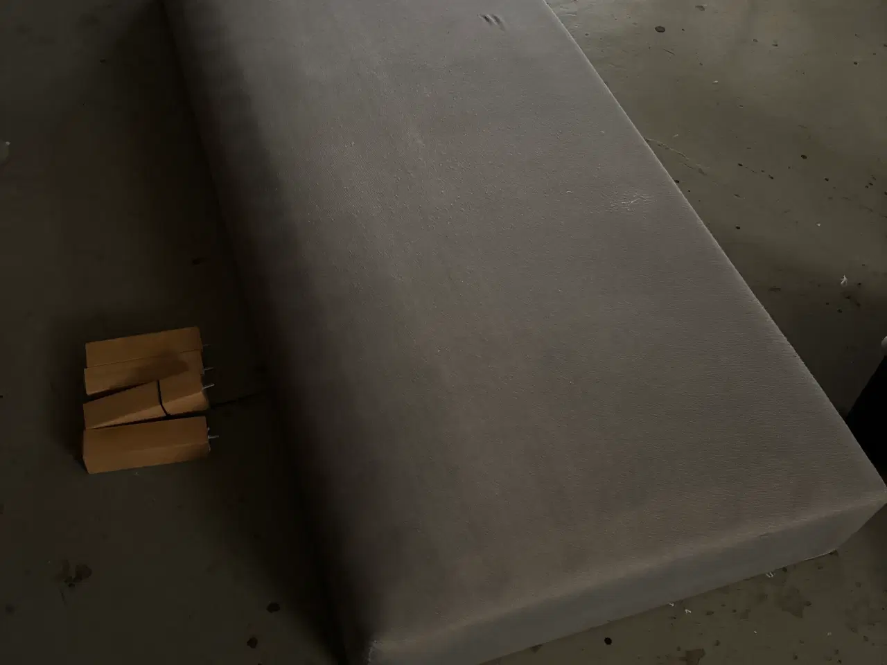 Billede 3 - Seng 90x200 cm med topmadras og 4 ben