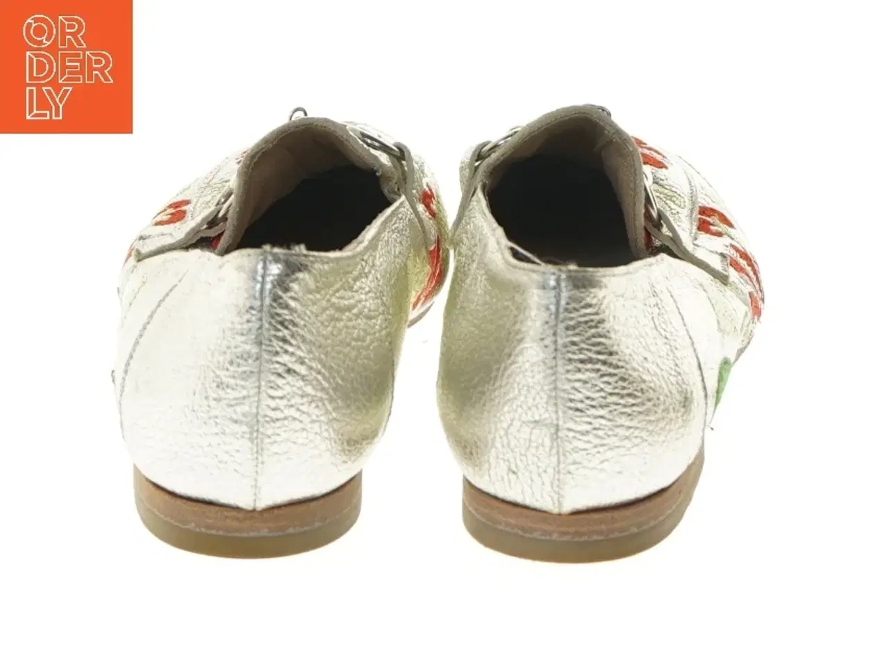 Billede 5 - Sølvfarvede loafers med blomsterbroderi fra Laura Bellariva (str. 37 )