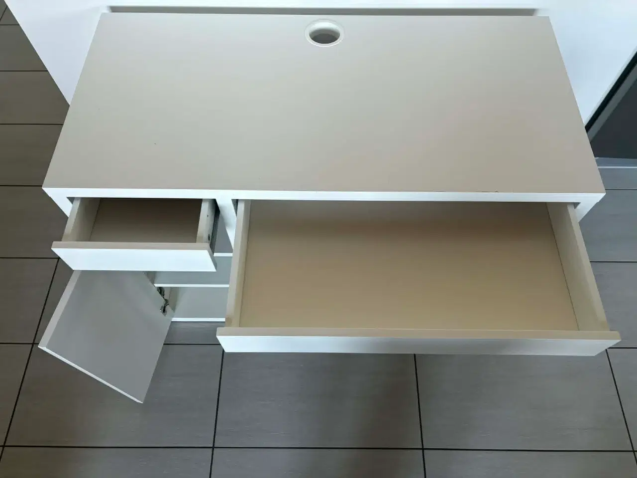 Billede 4 - IKEA Micke skrivebord 105x50 cm