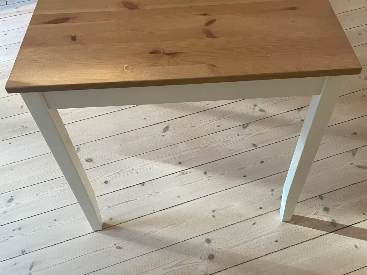 Billede 3 - Lille spise/ skrivebord