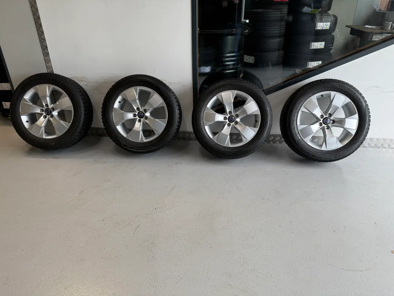 Billede 1 - Originale 18” Volvo fælge med brugte vinterdæk