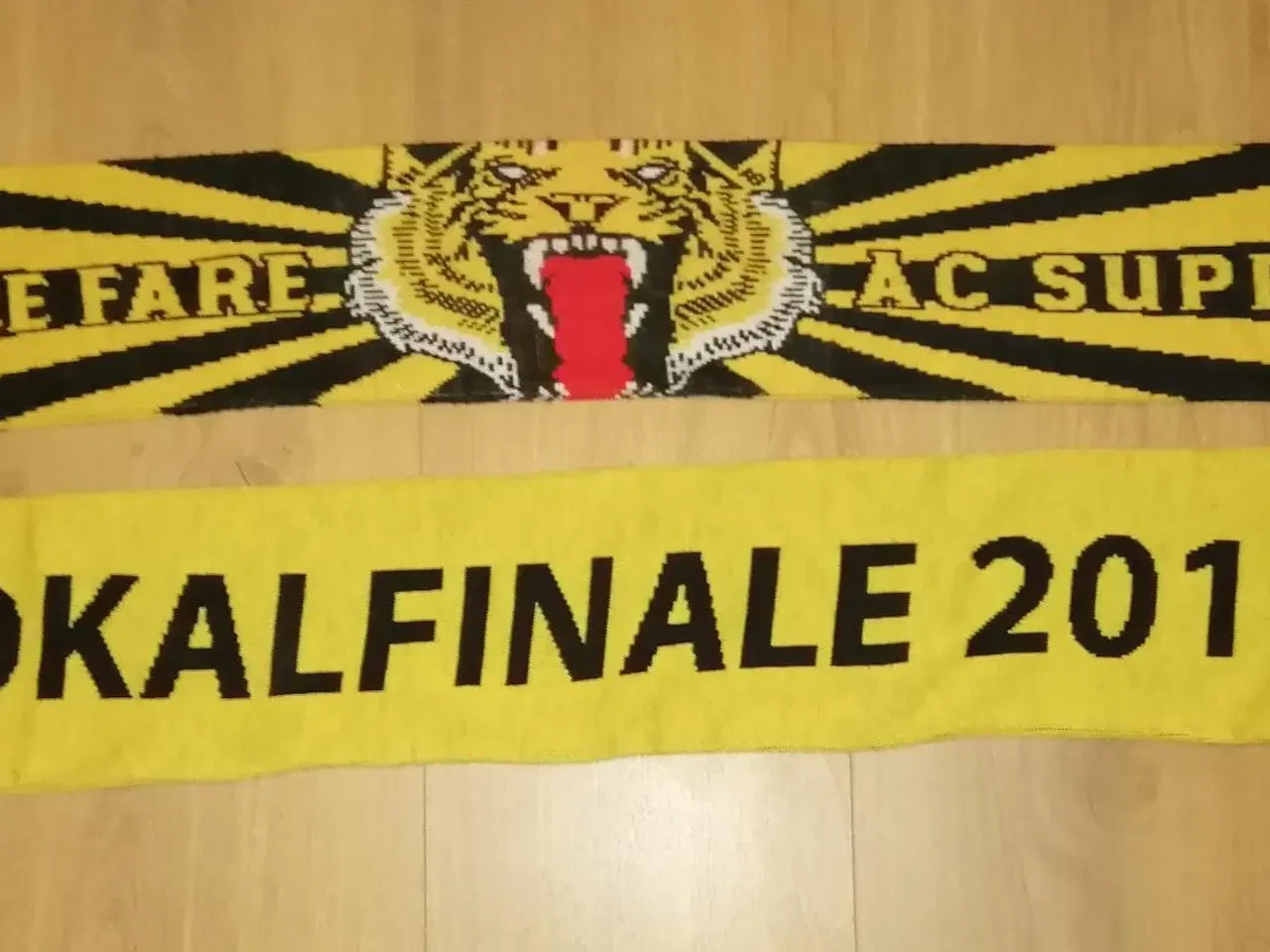 Billede 3 - 2 FLOTTE AC HORSENS FAN HALSTØRKLÆDER