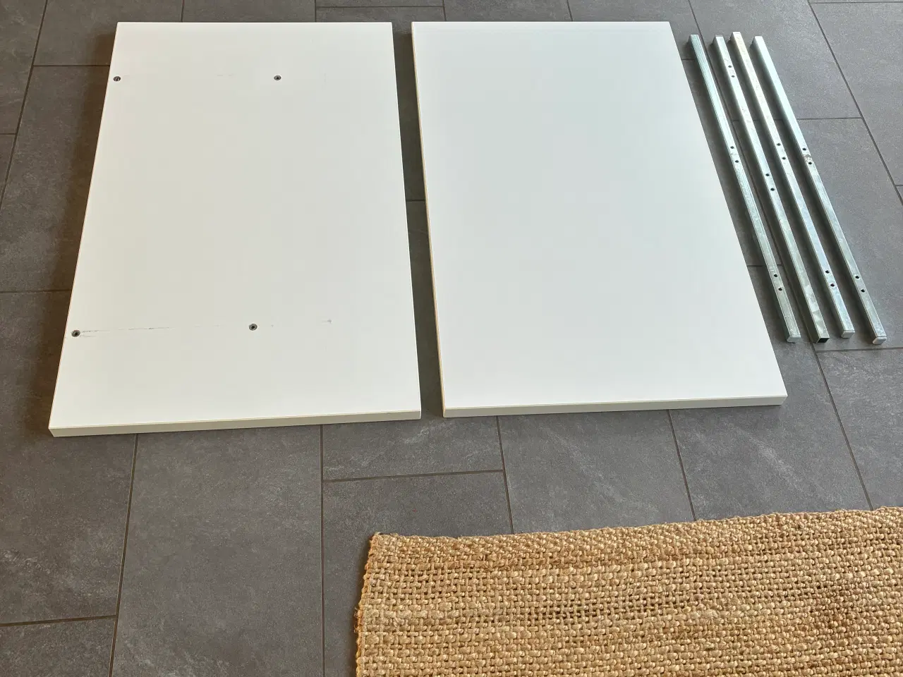 Billede 5 - Solidt spisebord i hvid laminat, kraftige stålben