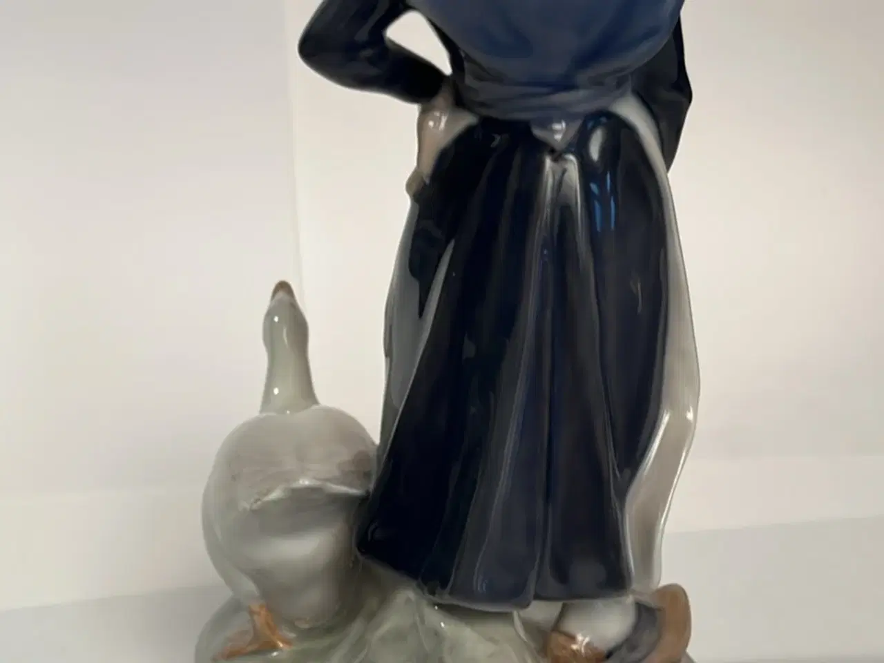 Billede 2 - Royal Copenhagen Kvinde med gås nr. 528
