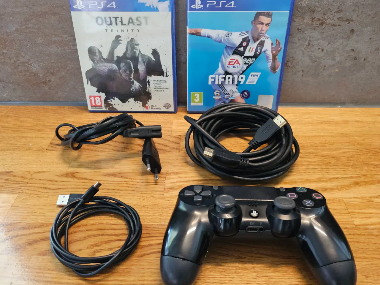 Billede 2 - PlayStation 4 500GB + Fifa 19 og Outlast Trinity