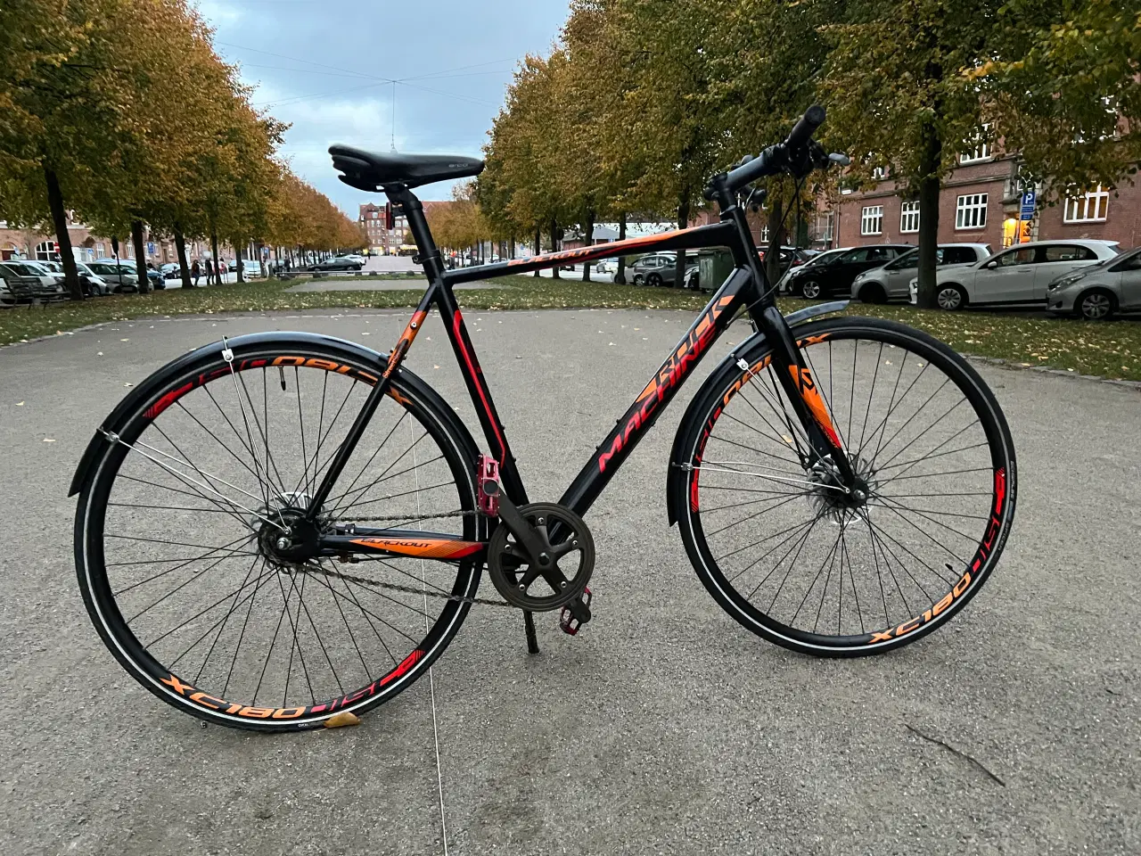 Billede 1 - RockMachine nyserviceret cykel, sort/rød, alu