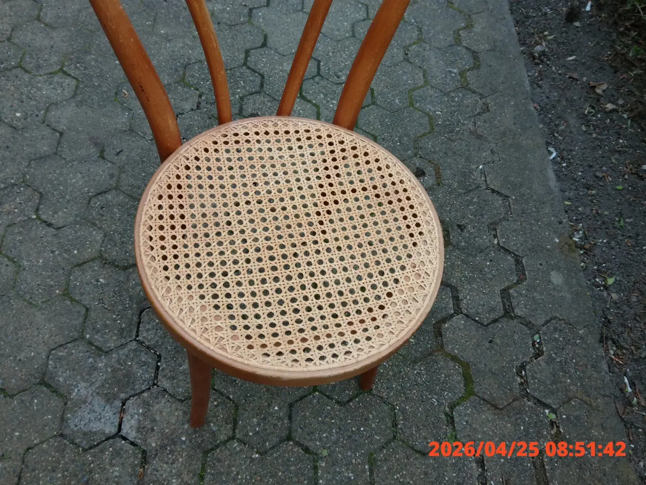 Billede 2 - Fin stol i lyst træ med rundt fletsæde.