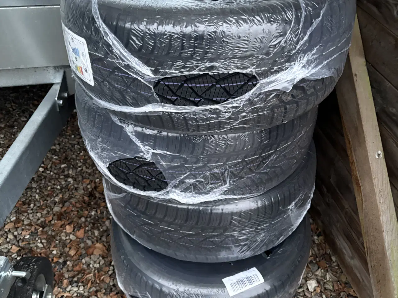 Billede 1 - 225/45-17 helårsdæk