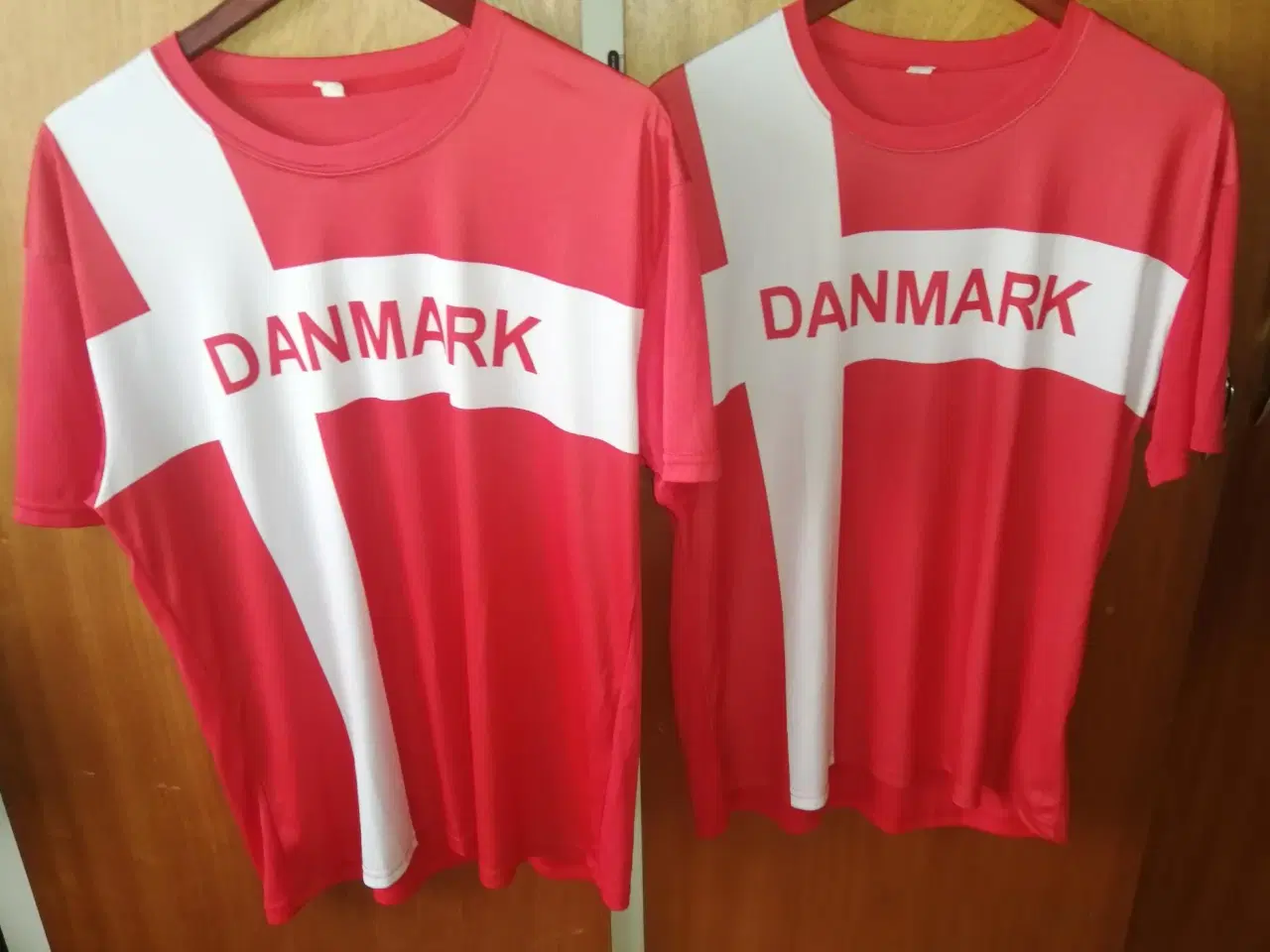 Billede 1 - 2 STK. DANMARK TSHIRT, STR. L OG XL, I FLOT STAND