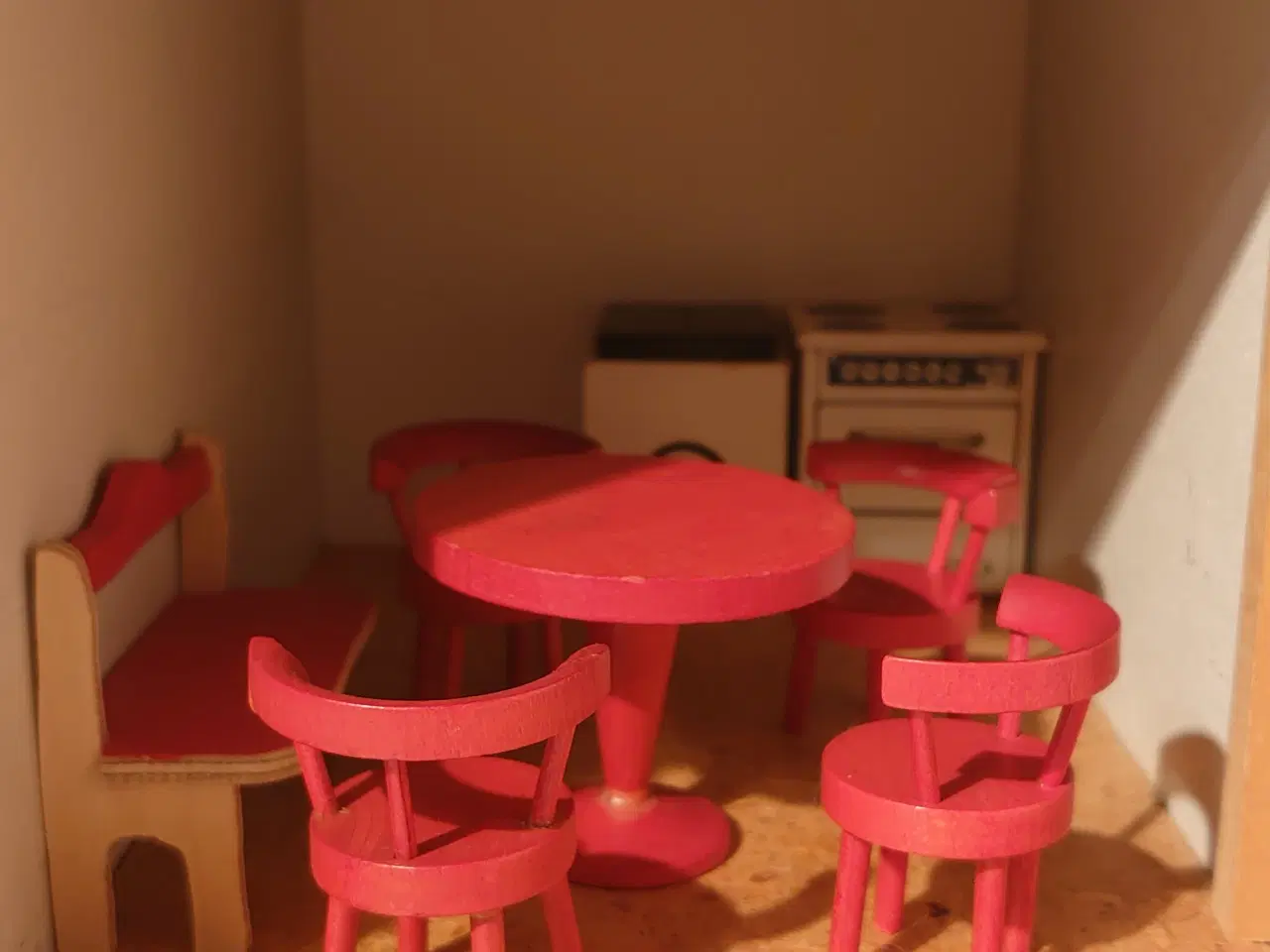 Billede 4 - Ældre velholdt dukkehus med 28 træmøbler