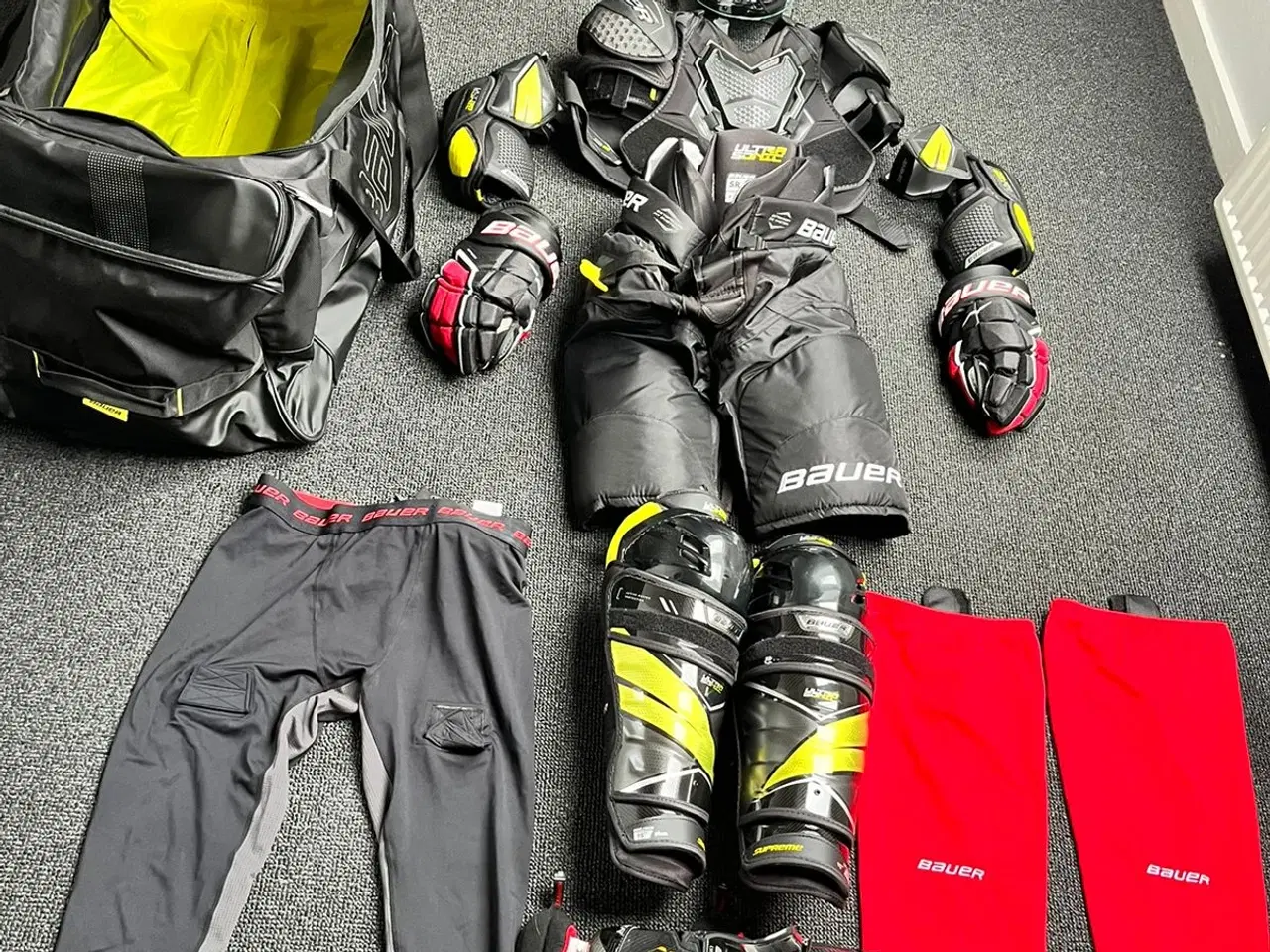 Billede 1 - Ishockeyudstyr - Komplet NYT top sæt til senior.