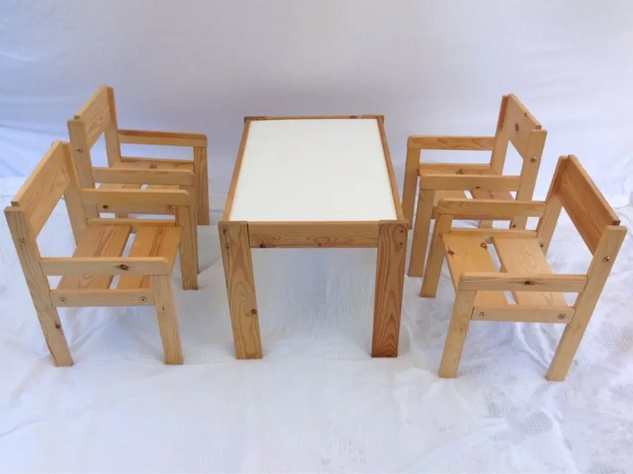 Billede 1 - Børnemøbelsæt: 4 stole & 1 bord.