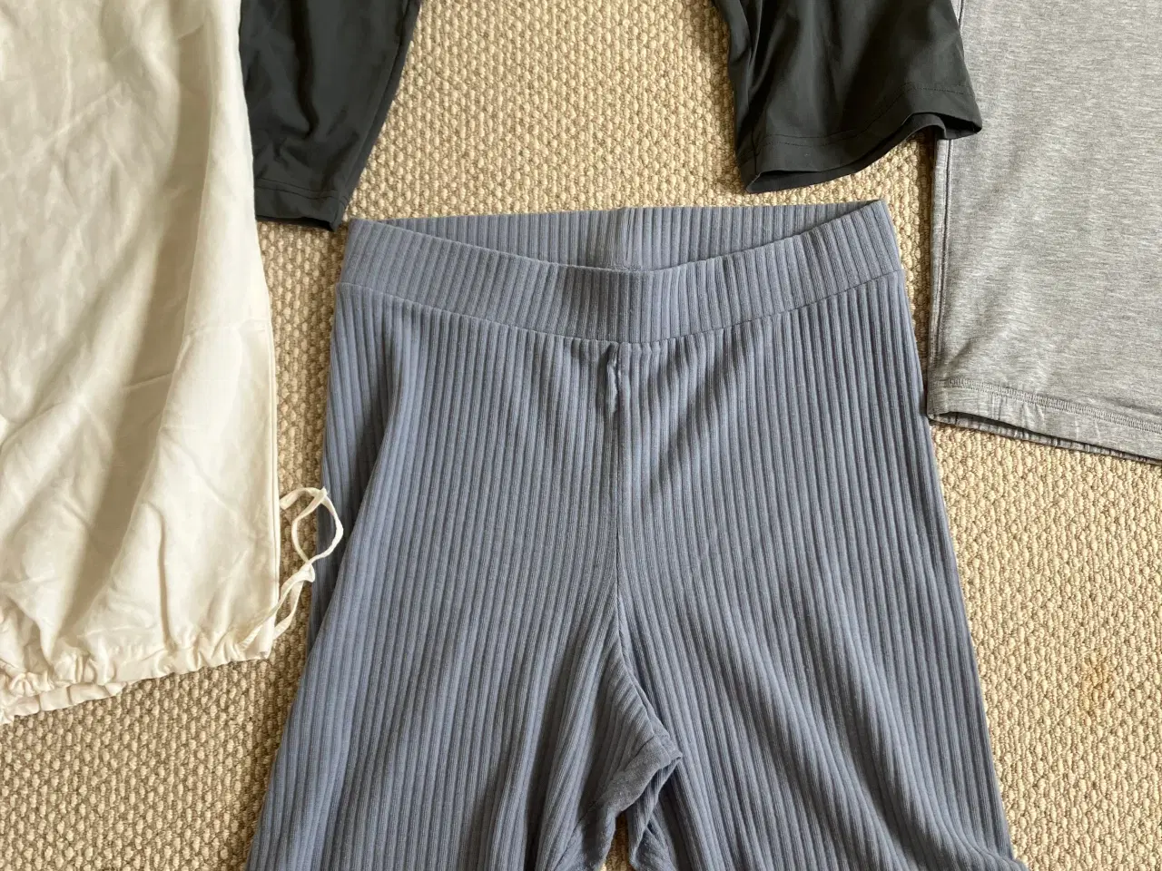 Billede 4 - 4 par bukser / shorts
