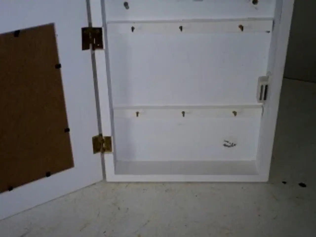Billede 2 - Nøgle skab mål højde 26 bredde 21 dybde 5cm 