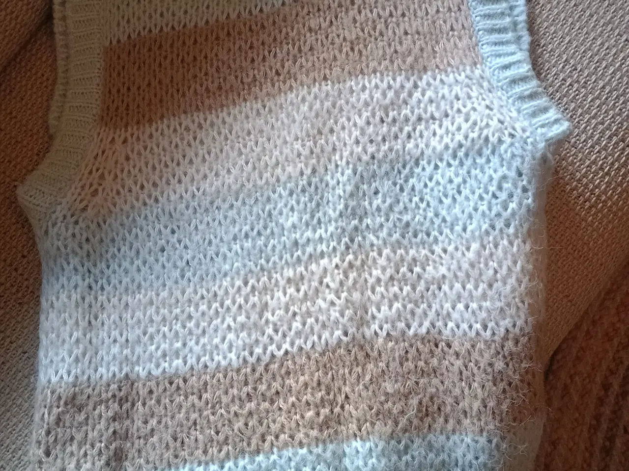 Billede 5 - Strik vest, kort model, Medium