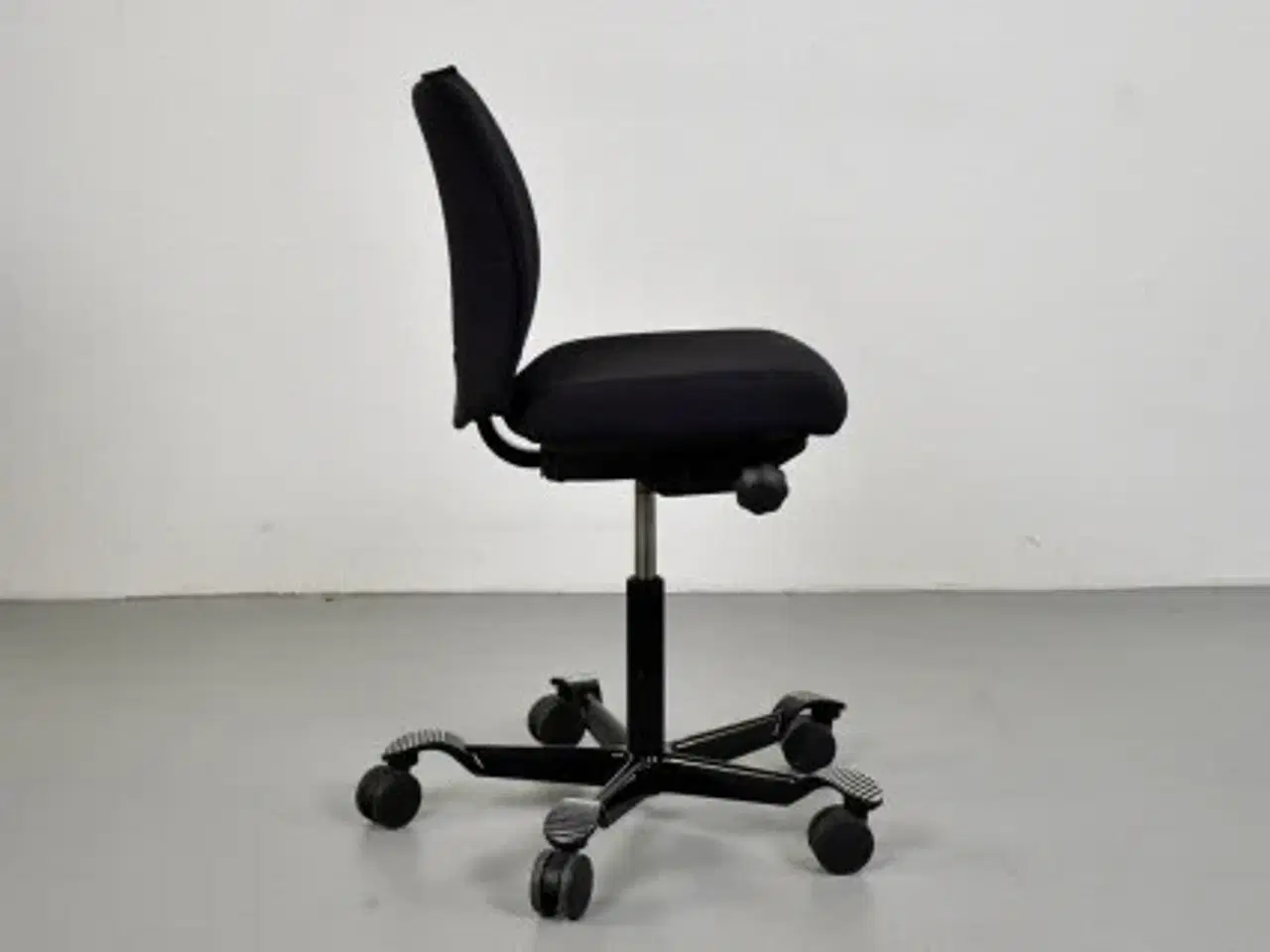Billede 2 - Häg h05 5200 kontorstol med blå/brun polster og sort stel.