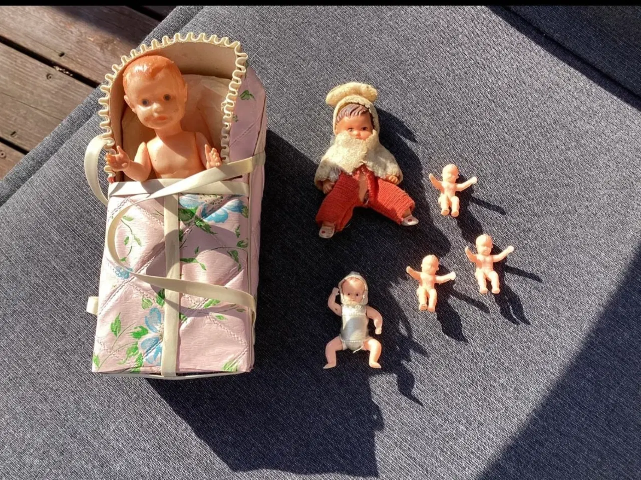 Billede 1 - 6 små dukker  ældre/vintage