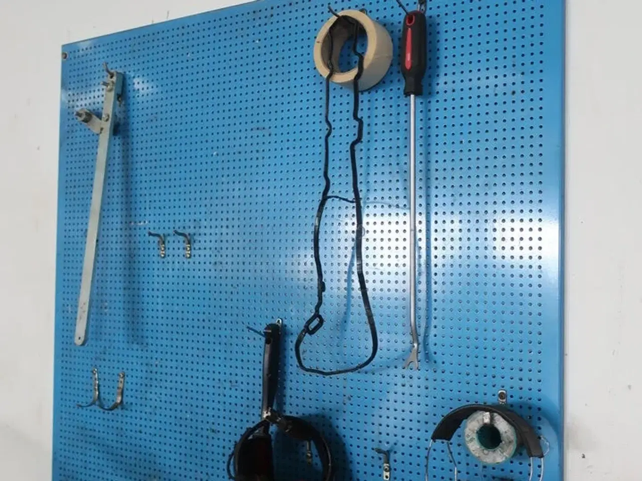 Billede 3 - Værkstedsbord med indhold, tavle samt papirdispenser