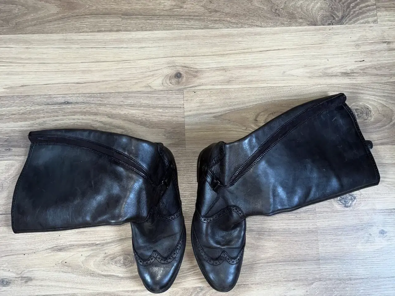 Billede 4 - Sorte støvler med hæl