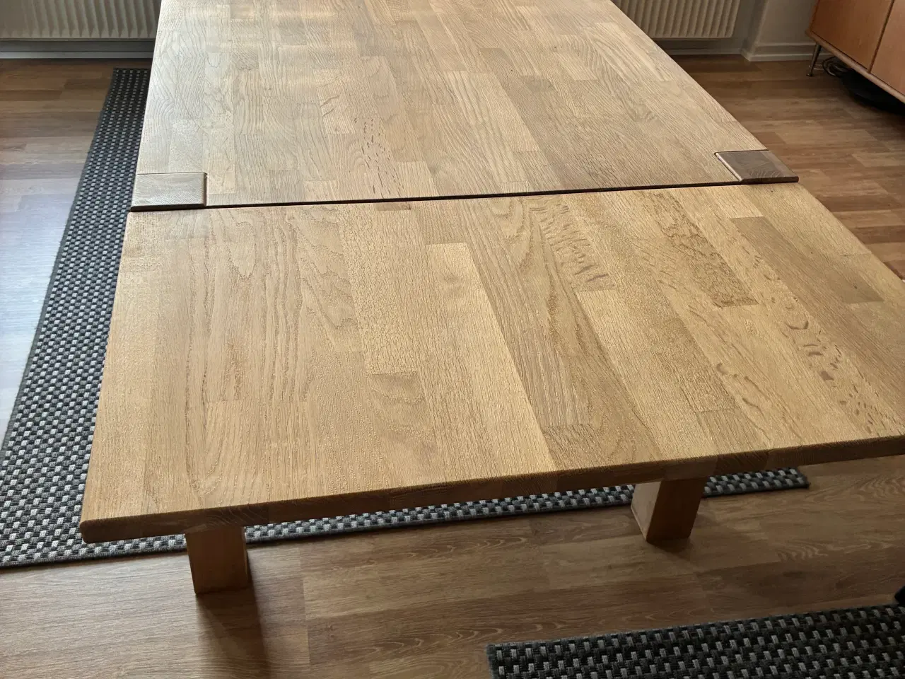 Billede 3 - Sæbebehandlet egetræs spisebord