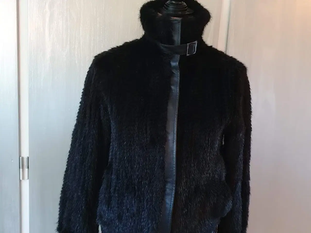 Billede 1 - Jakke i strikket mink med skindbesætning 
