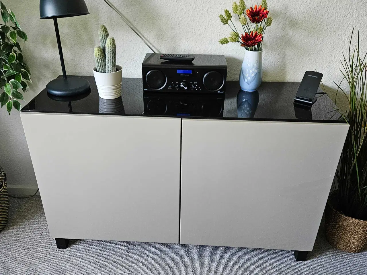 Billede 2 - Reolsystem med lys Ikea samt kommode.  