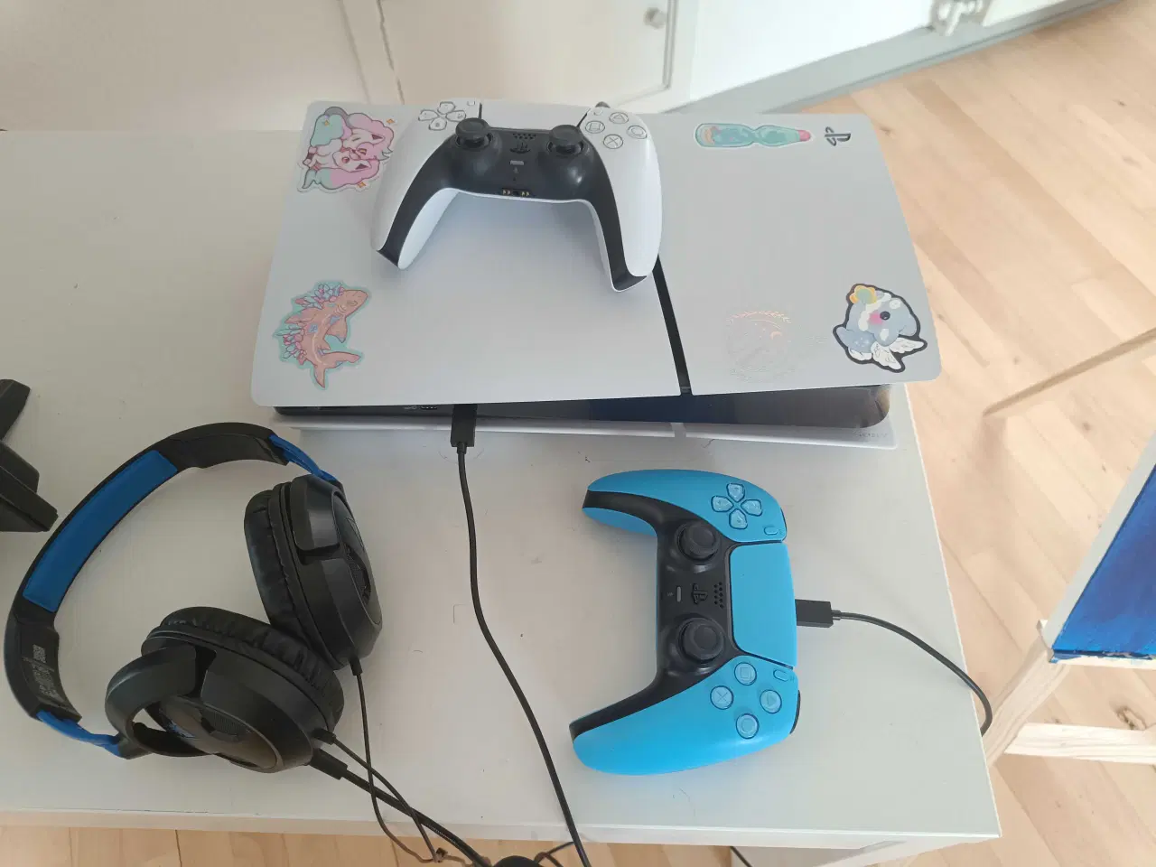 Billede 1 - ps5 med to controllere sælges
