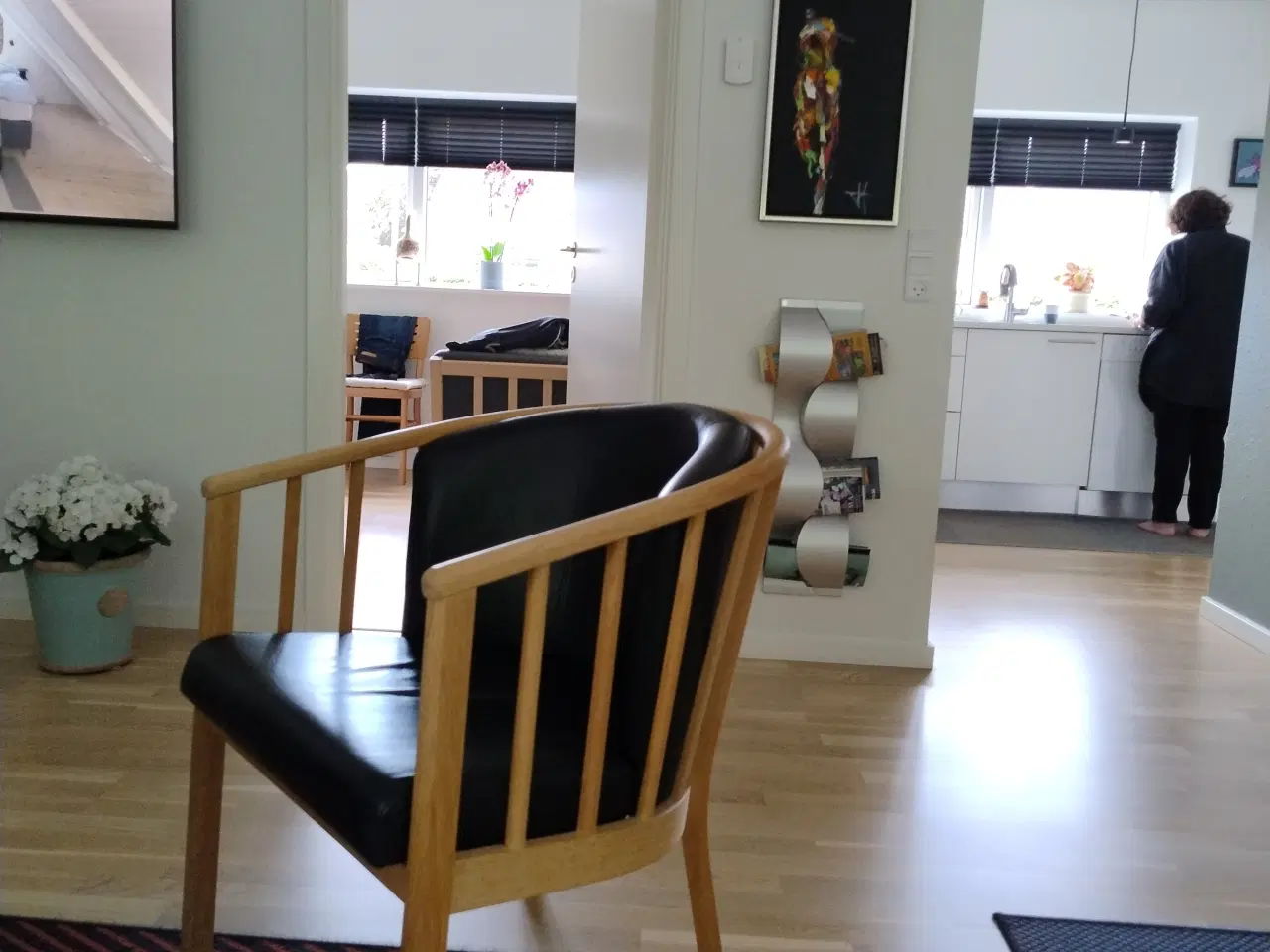 Billede 1 - Hvile stol eg med sort kunst læder