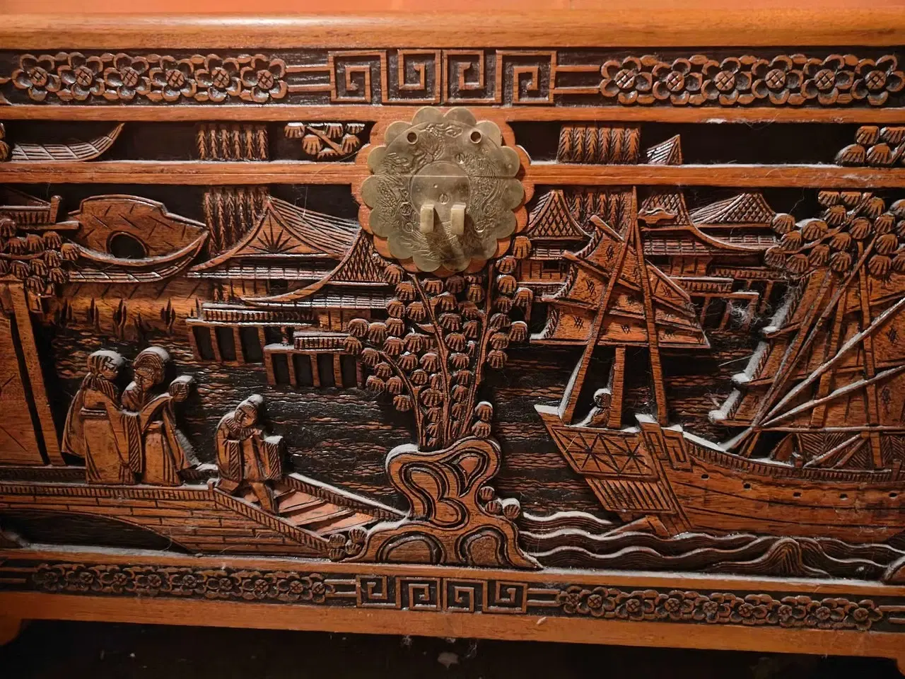 Billede 2 - Trækiste med udskårne motiver