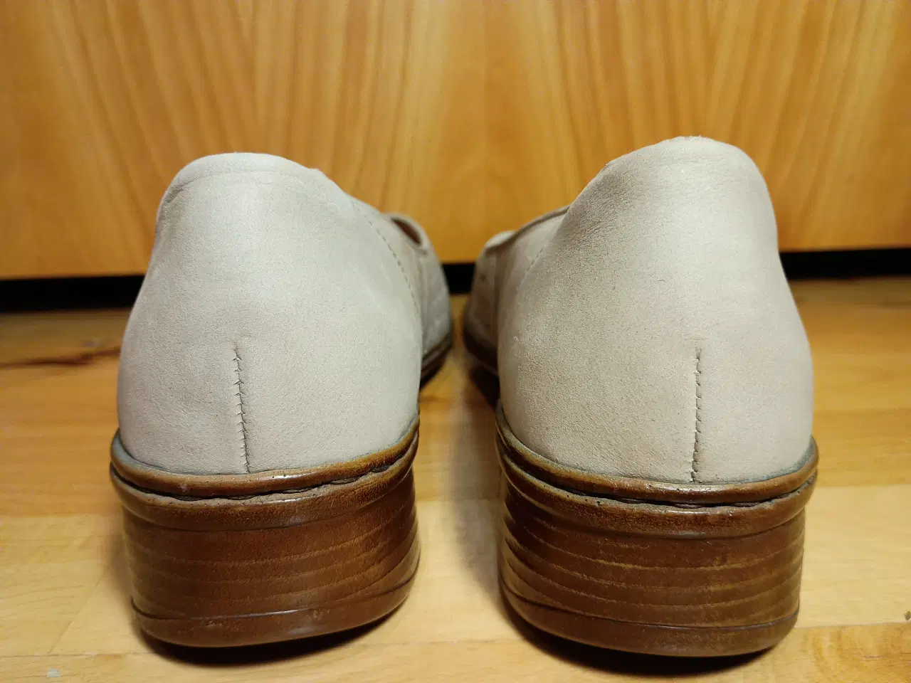 Billede 5 - Fornuftige "nede på jorden" sko i romantisk stil