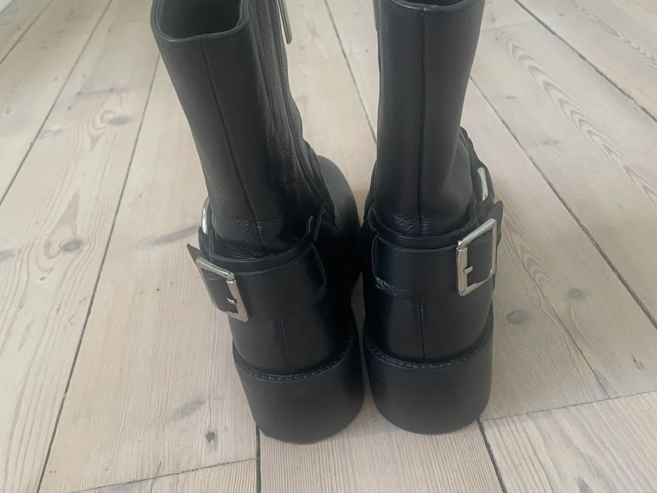 Billede 3 - Helt nye, No’e sort skindstøvle str. 38