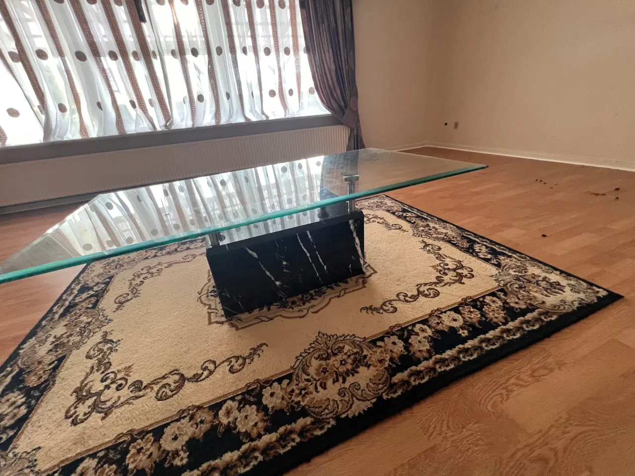 Billede 2 - sofabord med  glasplade på toppen og smuk marmor