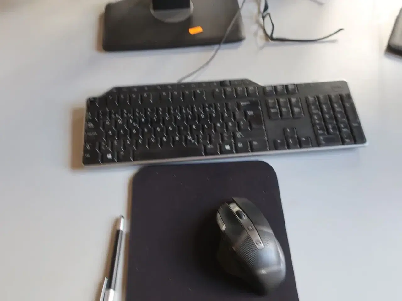 Billede 4 - 2 stk. computerskærme DELL, tastatur og mus samt computer DELL
