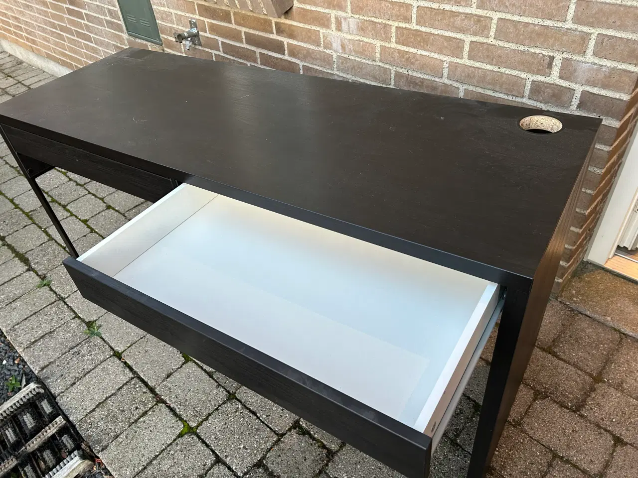 Billede 2 - IKEA skrivebord sort. Står som nyt.