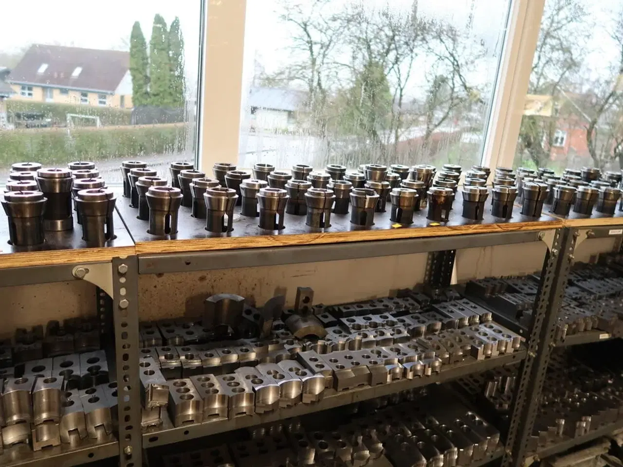 Billede 7 - 4 stk. reoler med div. Specialværktøj