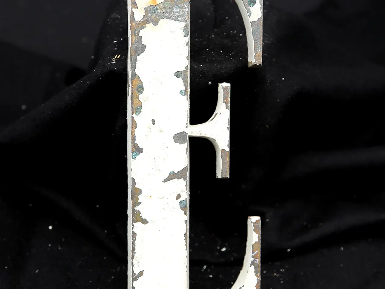 Billede 1 - Messing facadebogstav “E” – rå patina