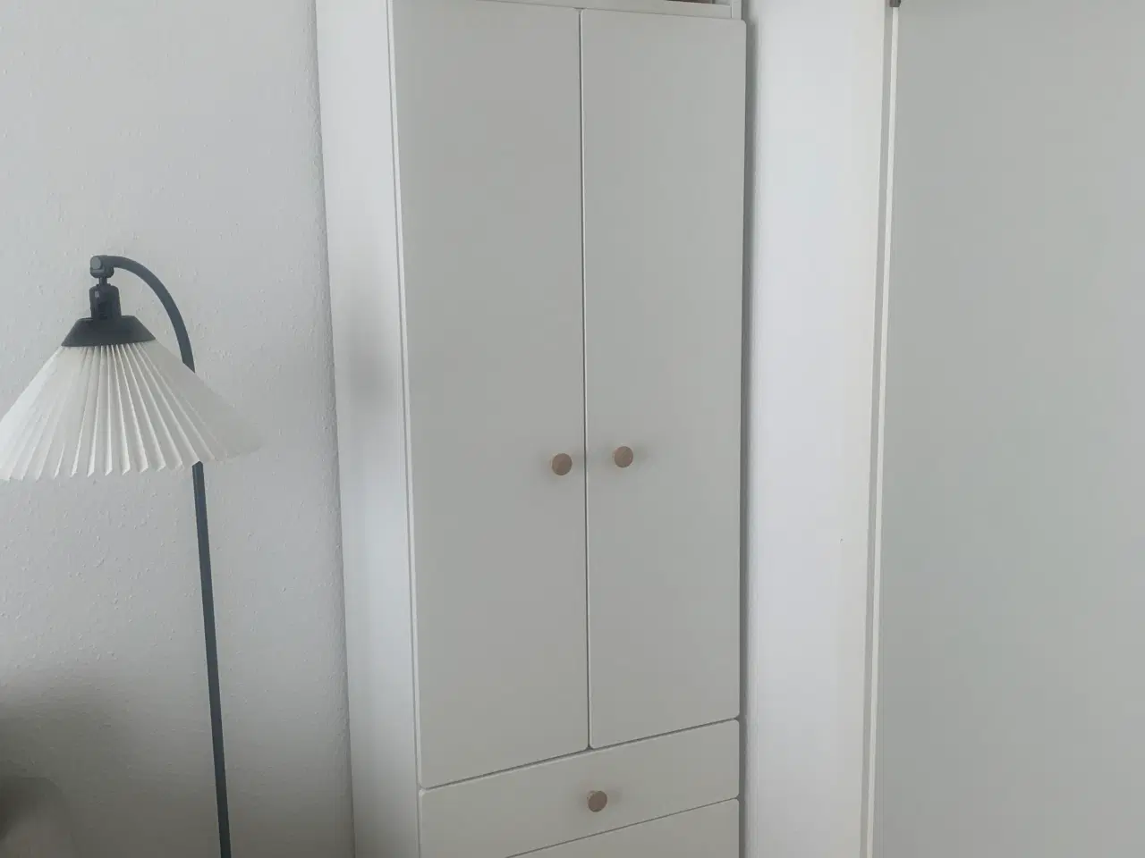 Billede 1 - Lille klædeskab til studielejlighed