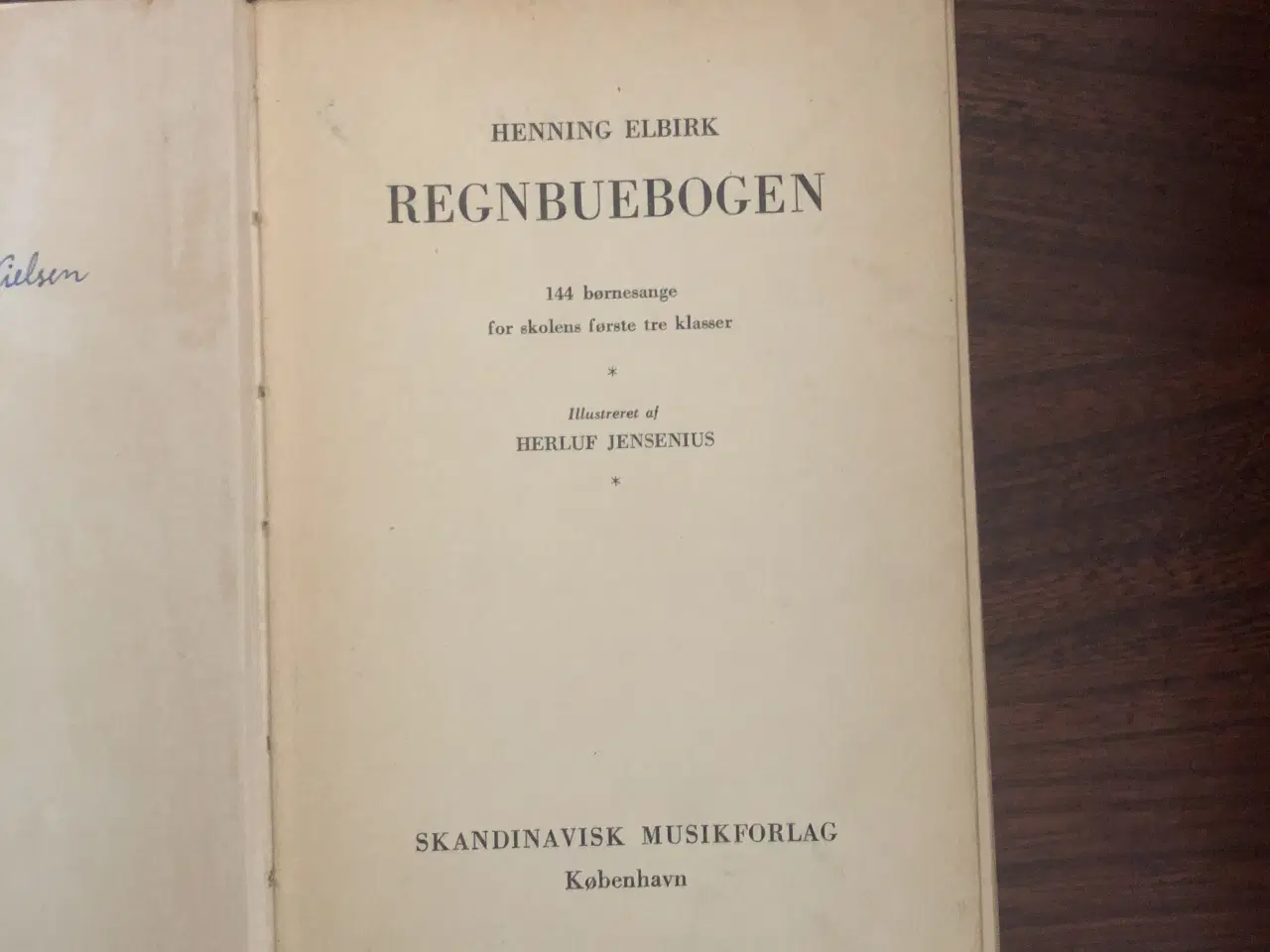 Billede 2 - Regnbuebogen. 144 sange for skolens første tre kla