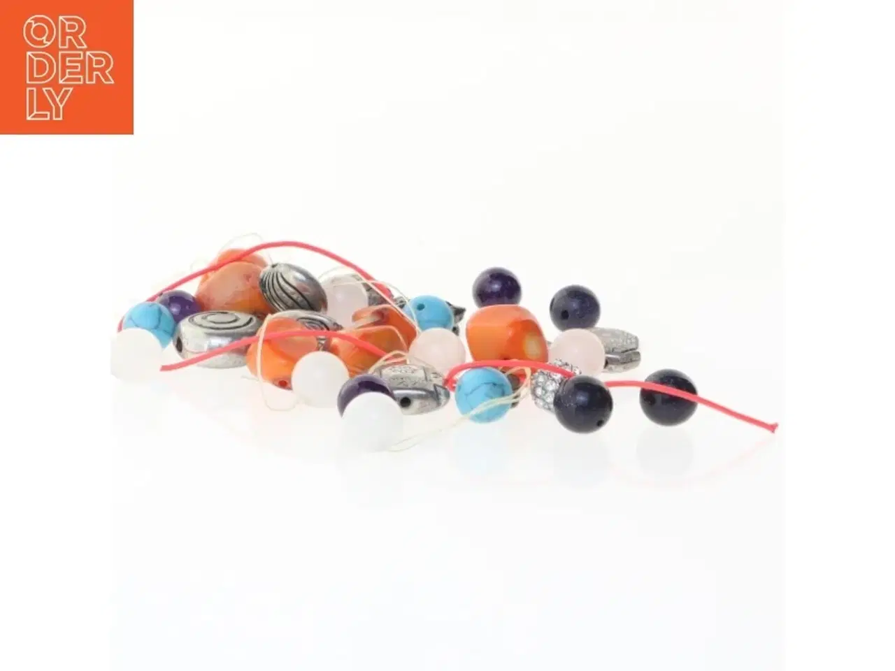 Billede 1 - Samling af perler og vedhæng (str. 1 cm)