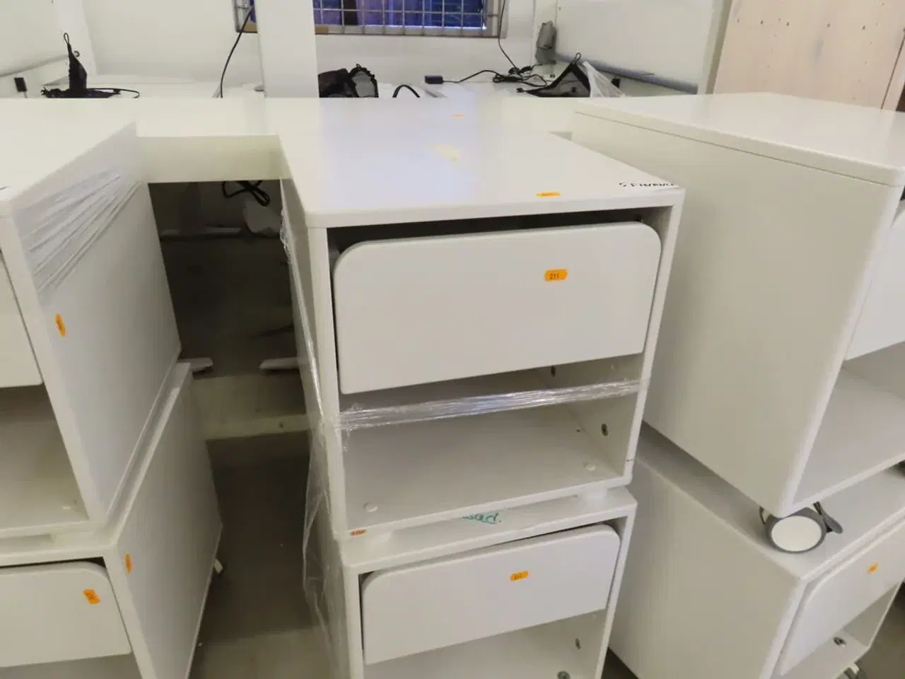 Billede 3 - 2 stk. Skuffemodul/sengebord, det en på hjul