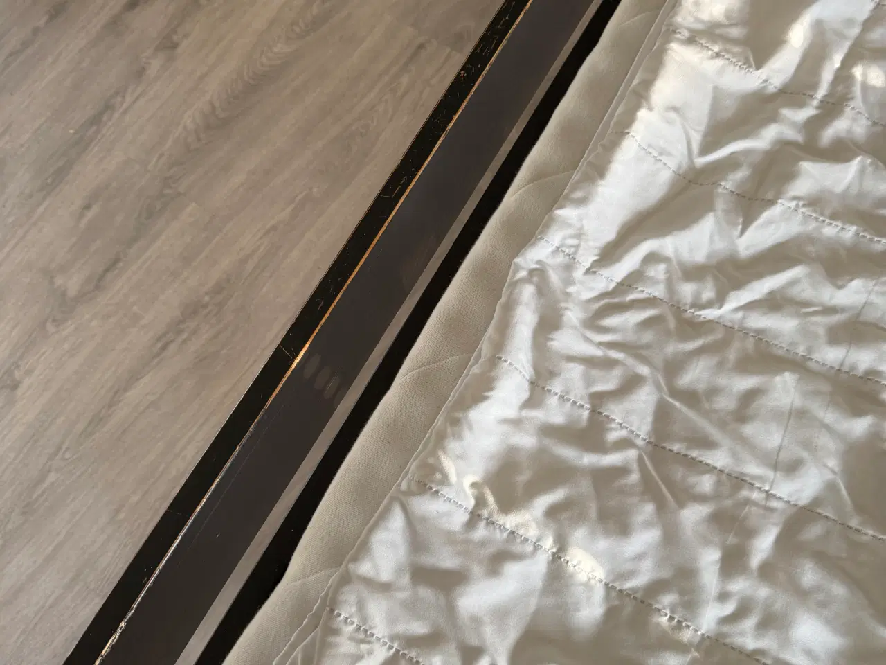 Billede 6 - 2 x sort juniorseng med madras og rullemadras