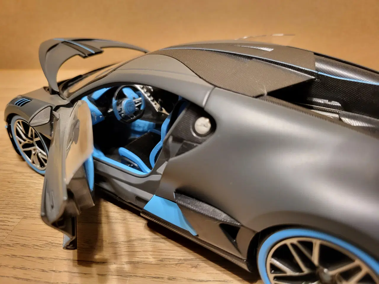 Billede 8 - Modelbil, Bugatti Divo 2018, skala 1/18 Med origin