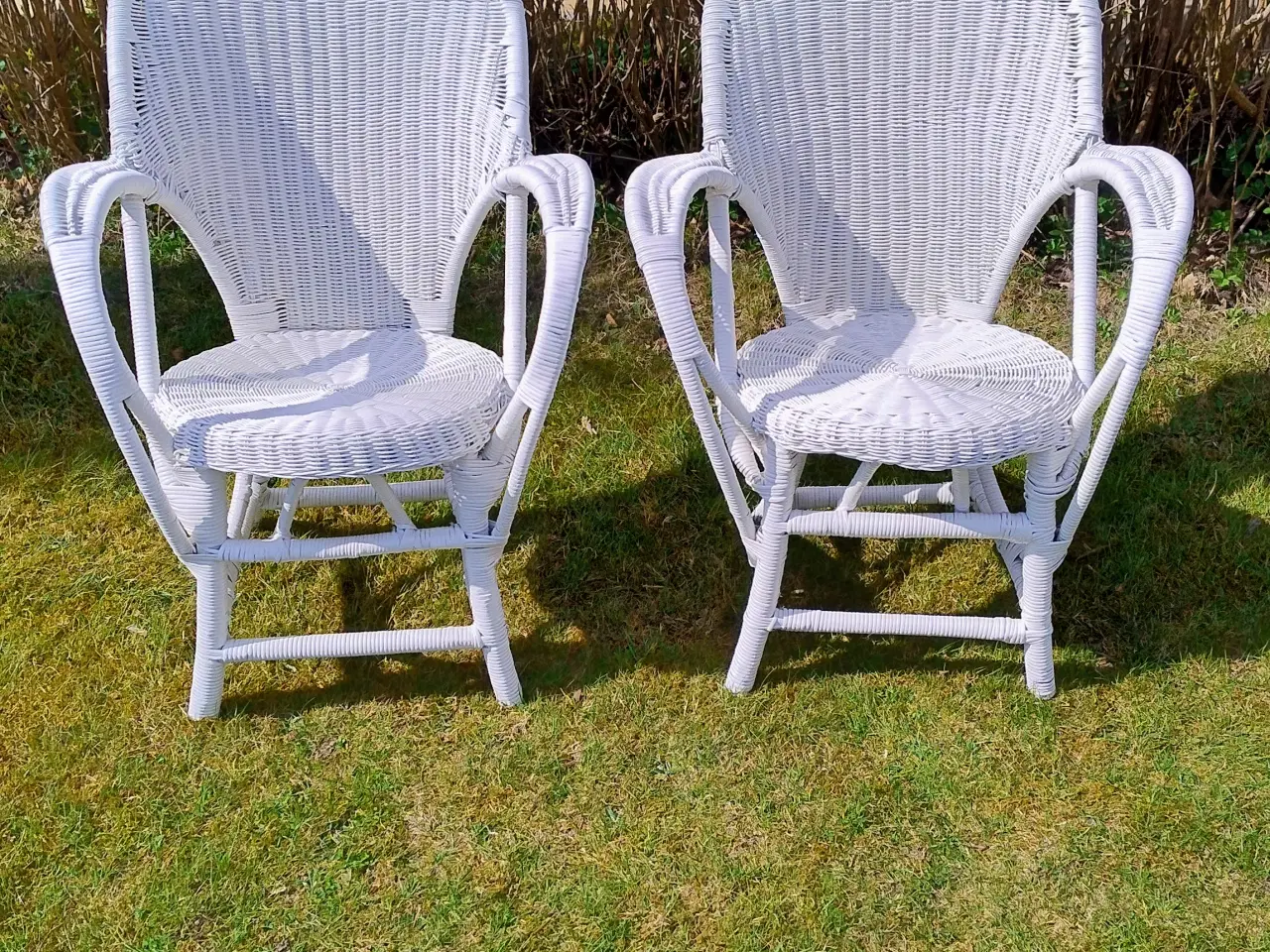 Billede 1 - 2 kurvestole i hvid med armlæn