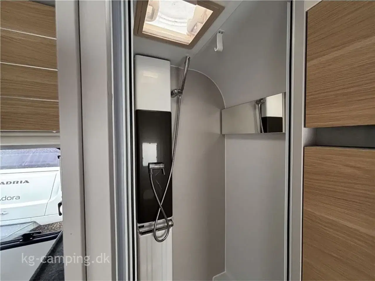 Billede 10 - 2021 - Adria Adora 572 UT Alde   Vognen fremtræder hysterisk velholdt og med lækkert udstyr.