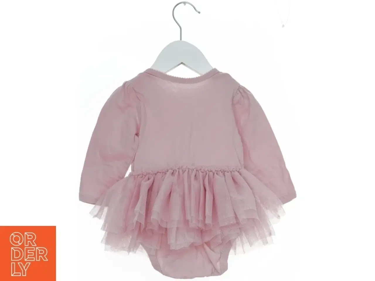 Billede 2 - Lyserød bodystocking med tyl og tekst fra The Childrens Place (str. 74)