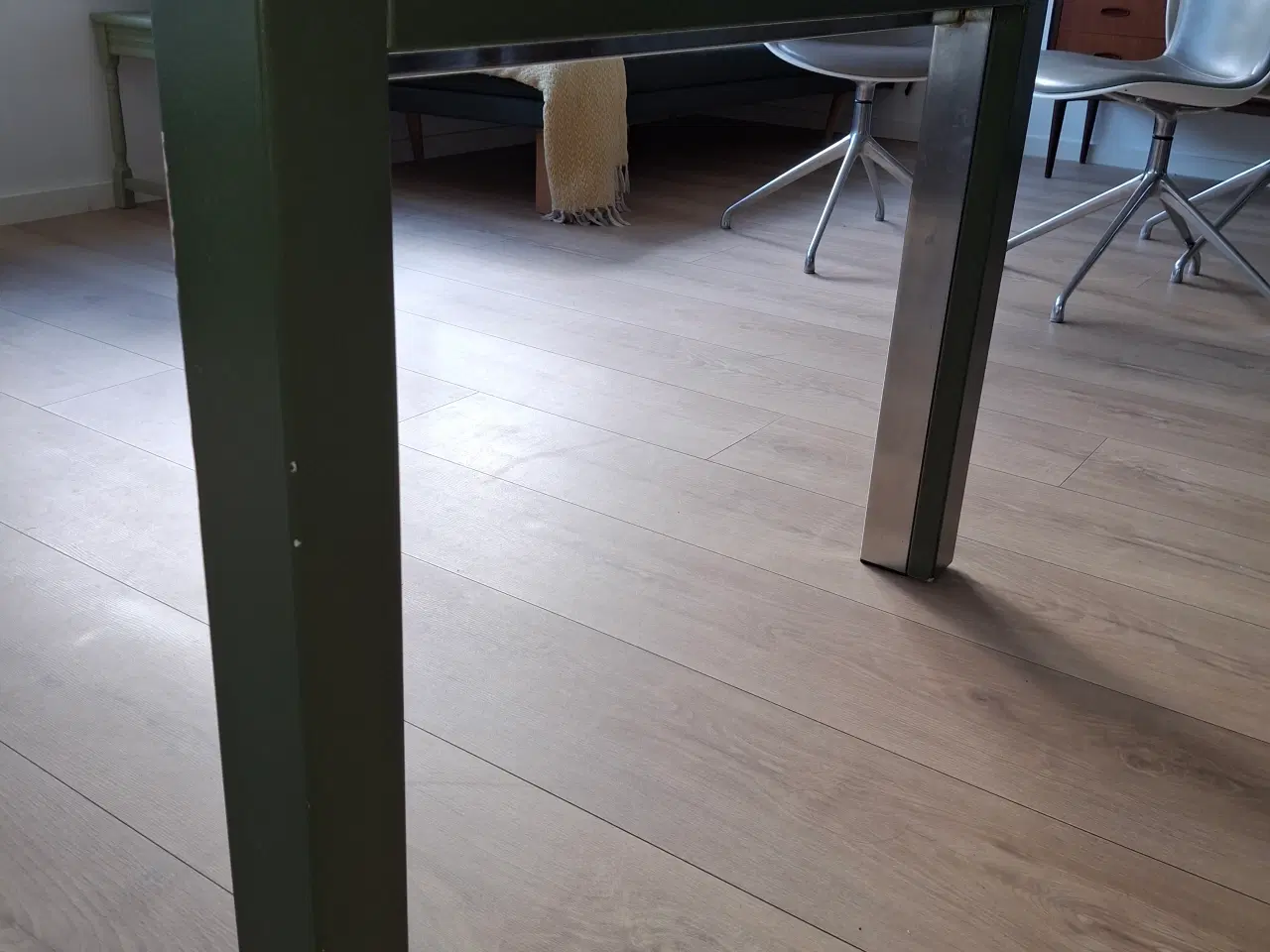 Billede 2 - Spisebord hvid laminat plade træ og stål ben