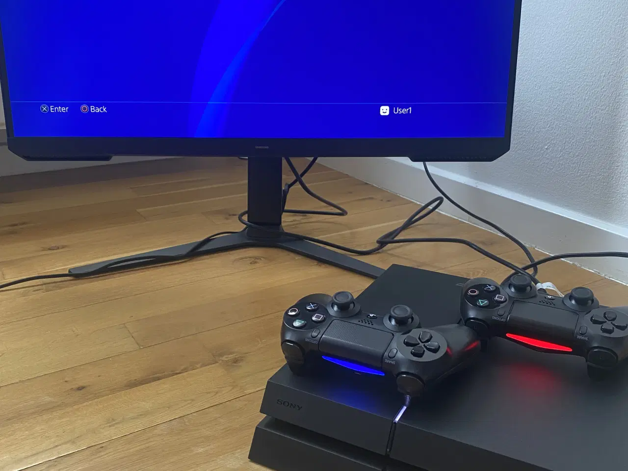 Billede 3 - PlayStation 4 – 1TB med 2 controllere og spil