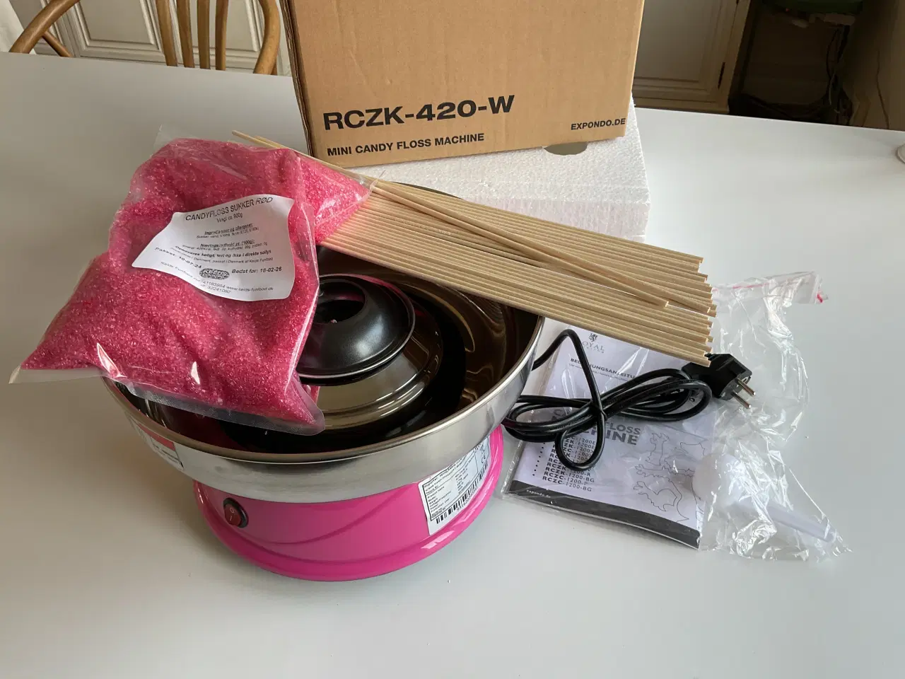 Billede 1 - Candyfloss-maskine Ny. 420-W + Sukker og pinde  Ny