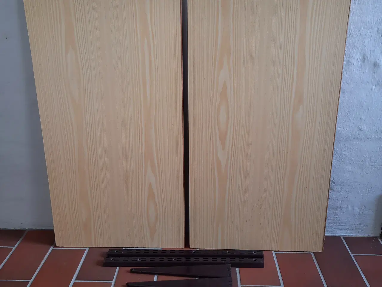 Billede 2 - 2 Melamin hyldeplader 43X81cm. 2 Vægskinner og 4 h